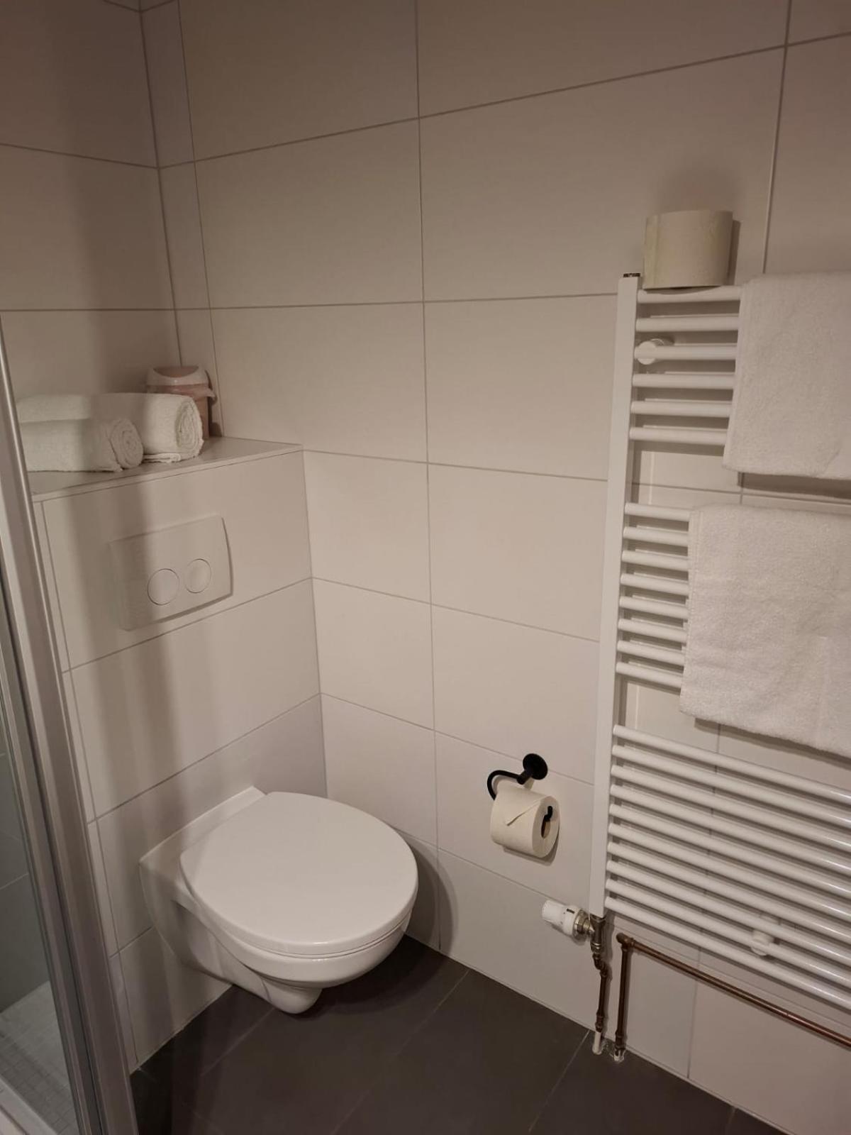Hotel Am Schwarzen Berg ชตาเดอ ภายนอก รูปภาพ
