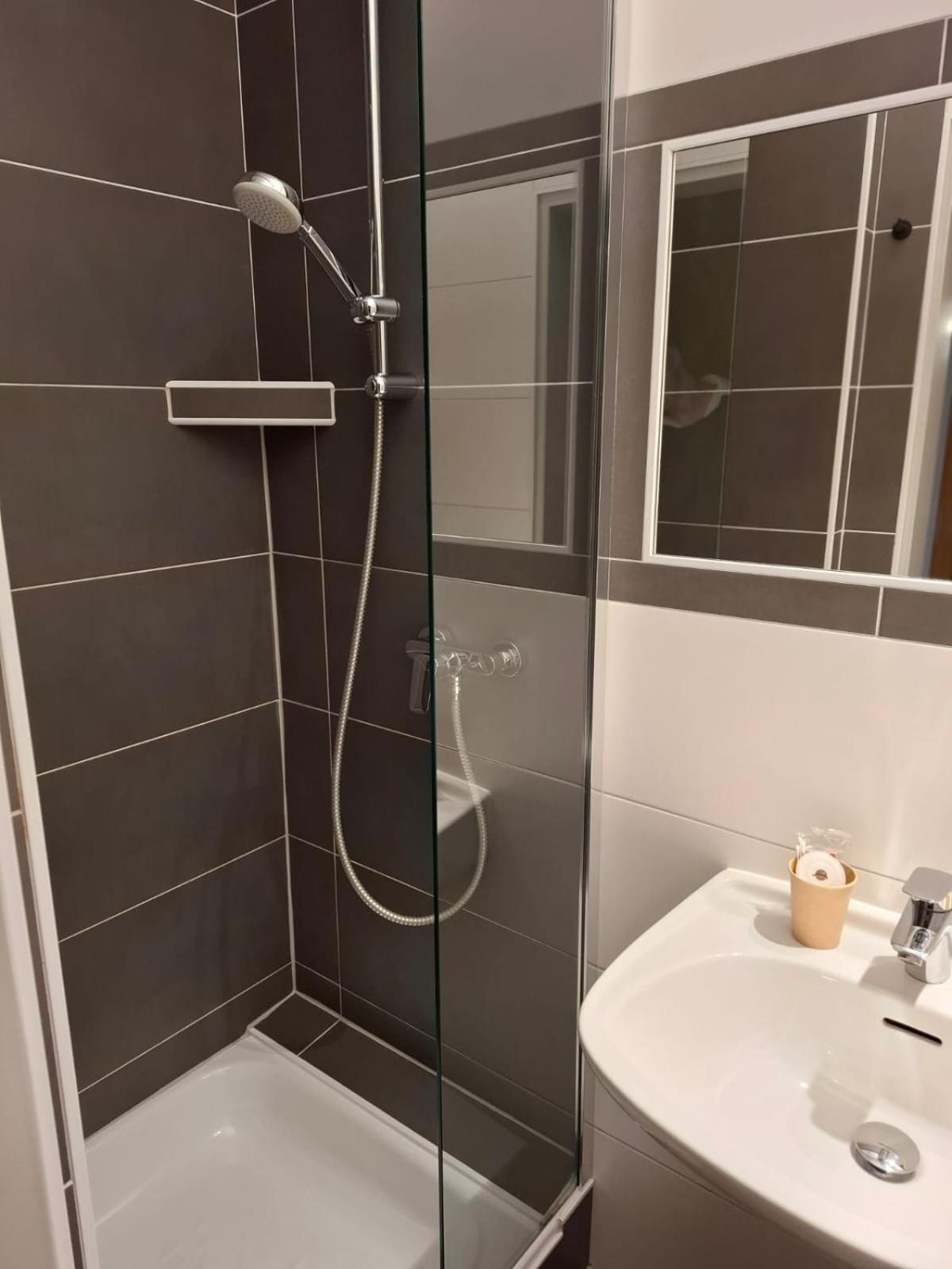 Hotel Am Schwarzen Berg ชตาเดอ ภายนอก รูปภาพ