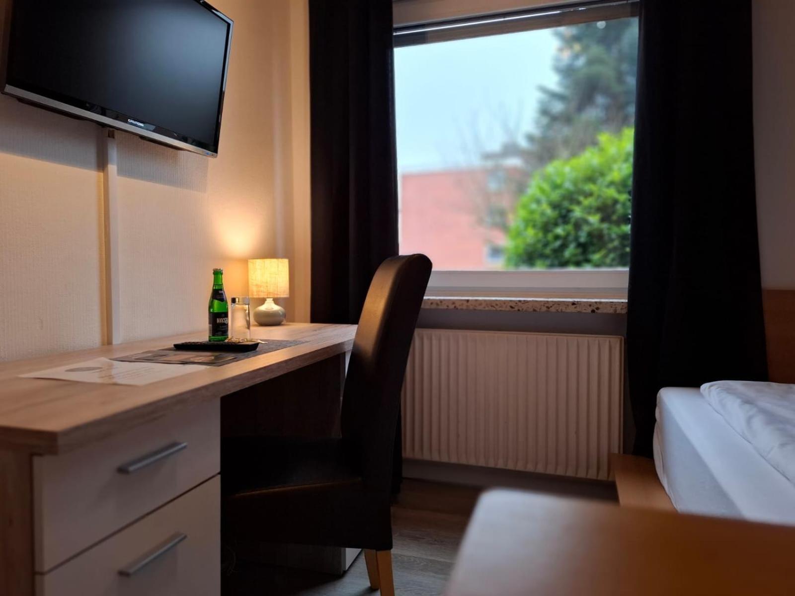 Hotel Am Schwarzen Berg ชตาเดอ ภายนอก รูปภาพ
