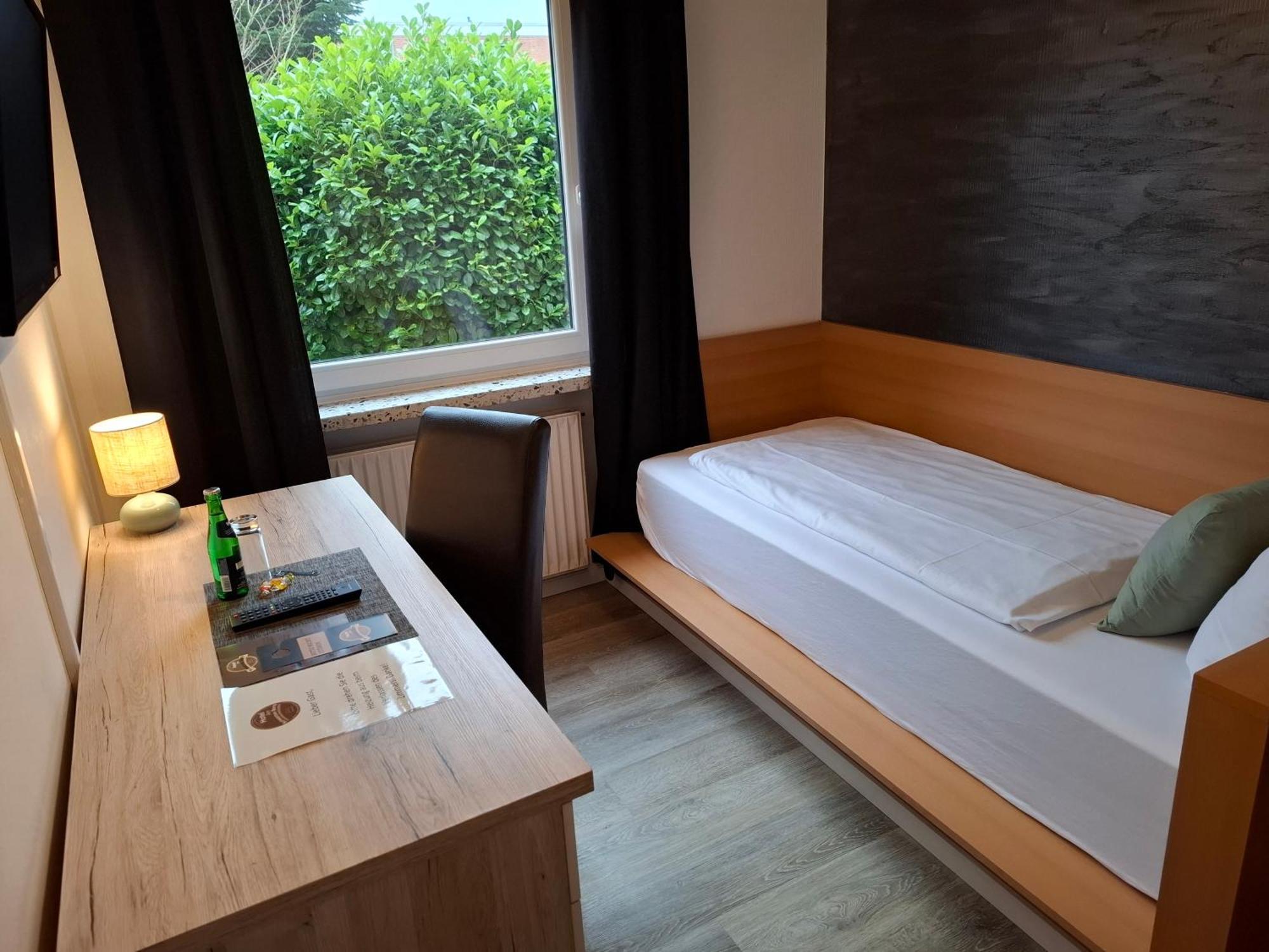 Hotel Am Schwarzen Berg ชตาเดอ ภายนอก รูปภาพ