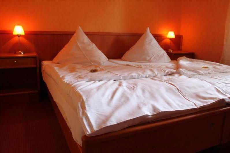 Hotel Am Schwarzen Berg ชตาเดอ ภายนอก รูปภาพ